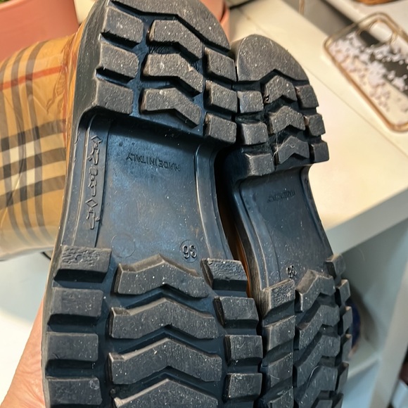 Burberry rain boots - Picture 3 of 3